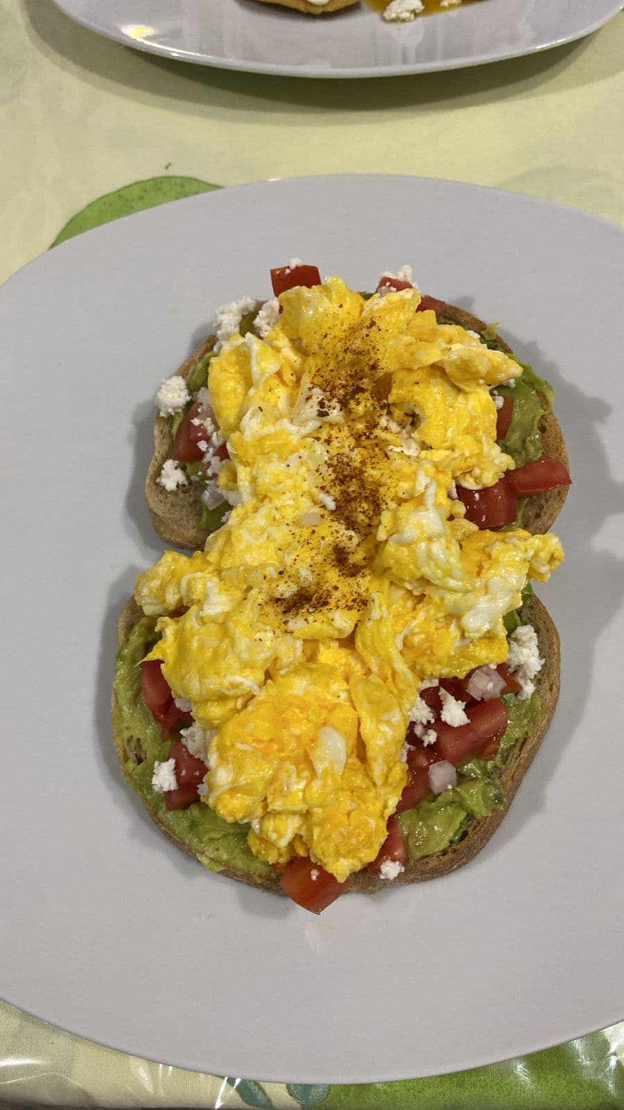 Pan tostado con aguacate con huevos revueltos